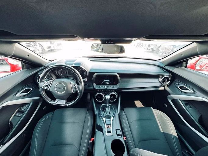 Подержанный Chevrolet Camaro VI Рестайлинг, 6.2 л, 2022 в Дубае от Mirza Automobile FZE Красный цвет. Американская | AUTO.AE