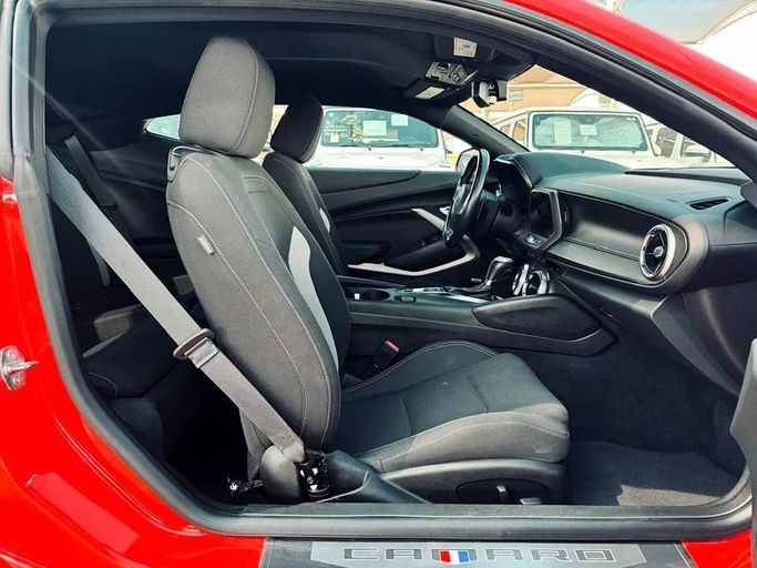 Подержанный Chevrolet Camaro VI Рестайлинг, 6.2 л, 2022 в Дубае от Mirza Automobile FZE Красный цвет. Американская | AUTO.AE