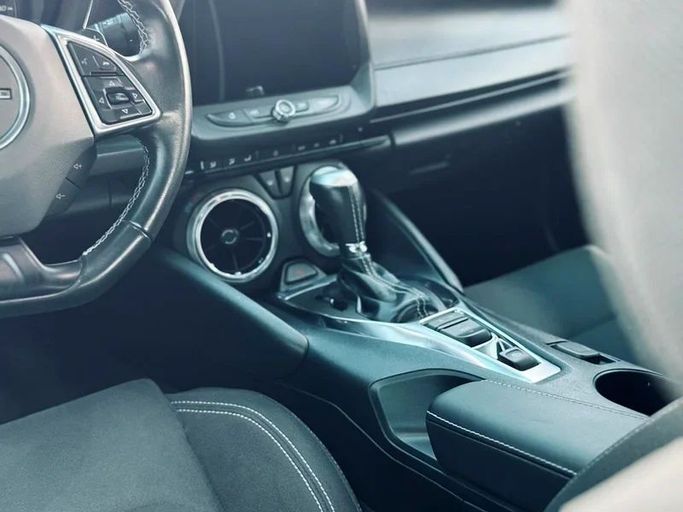 Подержанный Chevrolet Camaro VI Рестайлинг, 6.2 л, 2022 в Дубае от Mirza Automobile FZE Красный цвет. Американская | AUTO.AE