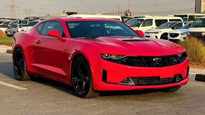 Подержанный Chevrolet Camaro VI Рестайлинг, 6.2 л, 2022 в Дубае от Mirza Automobile FZE Красный цвет. Американская | AUTO.AE