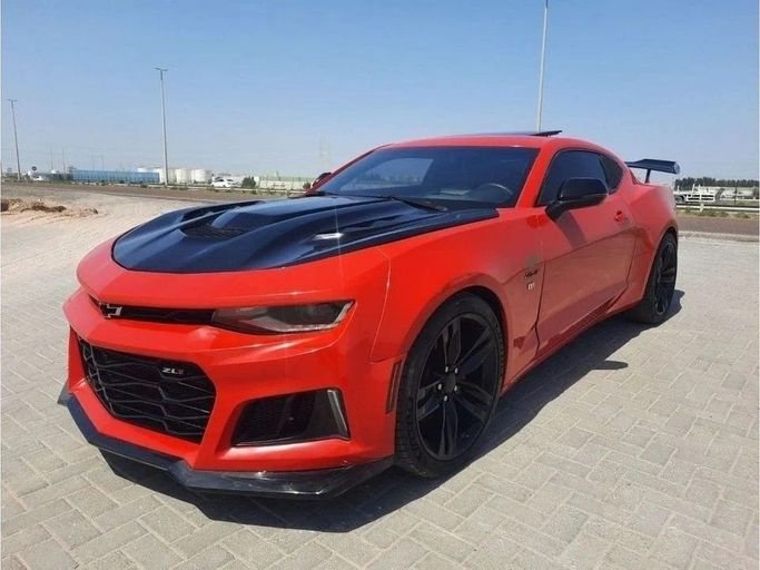 Подержанный Chevrolet Camaro VI, 6.2 л, 2017 в Дубае от Barkat Alrahmen Motors Красный цвет. Корейская | AUTO.AE