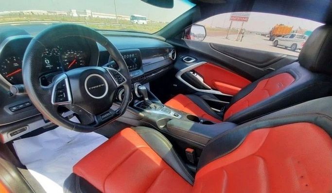 Подержанный Chevrolet Camaro VI, 6.2 л, 2017 в Дубае от Barkat Alrahmen Motors Красный цвет. Корейская | AUTO.AE