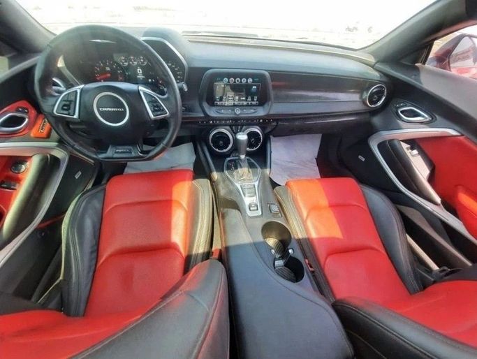 Подержанный Chevrolet Camaro VI, 6.2 л, 2017 в Дубае от Barkat Alrahmen Motors Красный цвет. Корейская | AUTO.AE