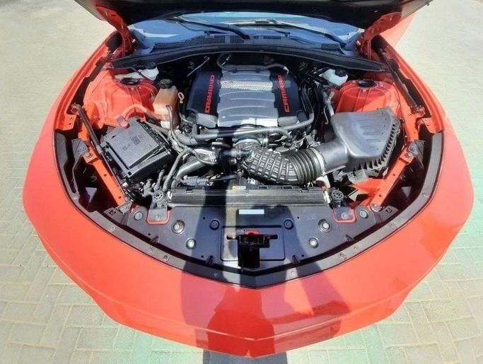 Подержанный Chevrolet Camaro VI, 6.2 л, 2017 в Дубае от Barkat Alrahmen Motors Красный цвет. Корейская | AUTO.AE