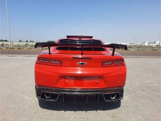 Подержанный Chevrolet Camaro VI, 6.2 л, 2017 в Дубае от Barkat Alrahmen Motors Красный цвет. Корейская | AUTO.AE