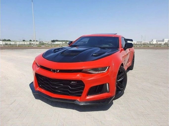 Подержанный Chevrolet Camaro VI, 6.2 л, 2017 в Дубае от Barkat Alrahmen Motors Красный цвет. Корейская | AUTO.AE