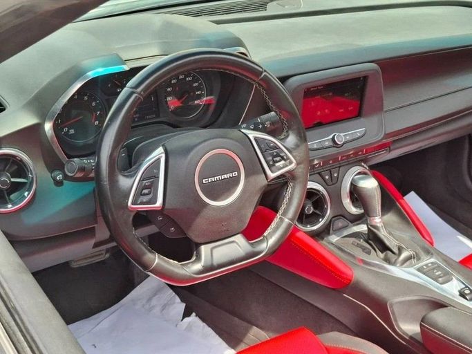 Подержанный Chevrolet Camaro 8-speed VI Рестайлинг, 3.6 л, 2019 в Дубае от Barkat Alrahmen Motors Серебристый цвет. Американская | AUTO.AE