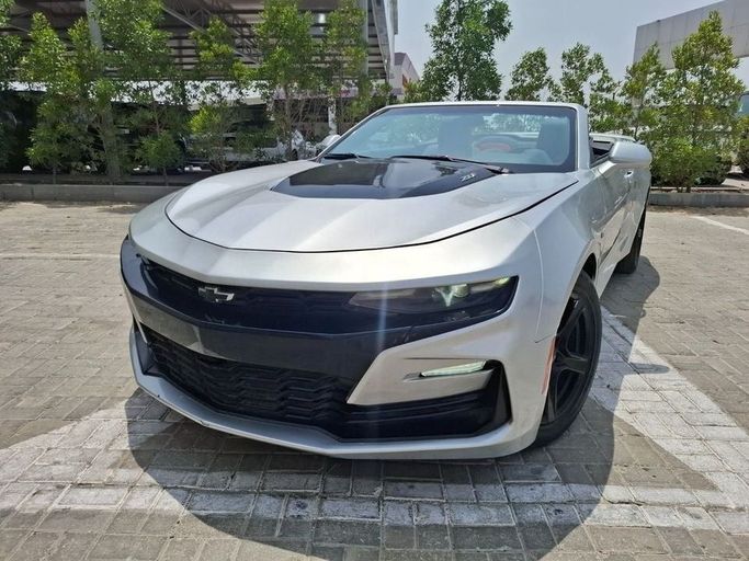 Подержанный Chevrolet Camaro 8-speed VI Рестайлинг, 3.6 л, 2019 в Дубае от Barkat Alrahmen Motors Серебристый цвет. Американская | AUTO.AE