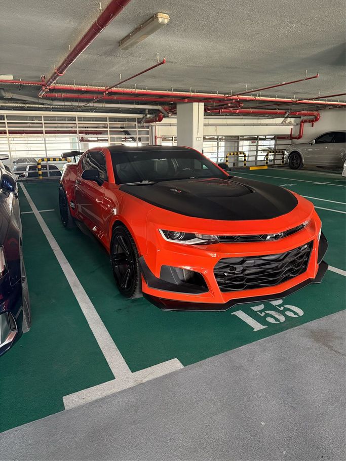 Подержанный Chevrolet Camaro ZL1 VI Рестайлинг, 6.2 л, 2020 в Дубае Оранжевый цвет. Американская | AUTO.AE
