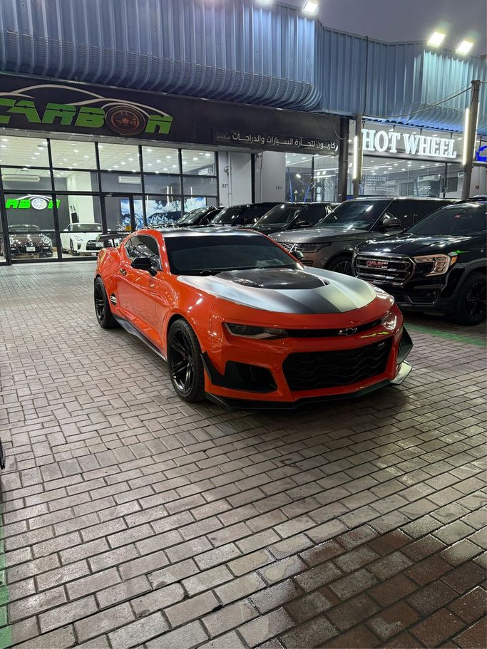 Подержанный Chevrolet Camaro ZL1 VI Рестайлинг, 6.2 л, 2020 в Дубае Оранжевый цвет. Американская | AUTO.AE