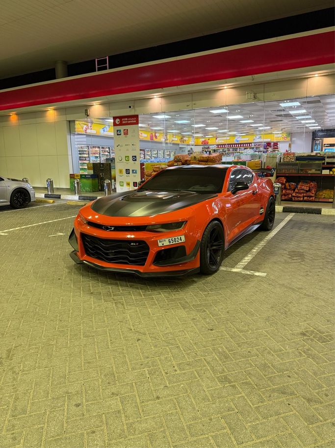 Подержанный Chevrolet Camaro ZL1 VI Рестайлинг, 6.2 л, 2020 в Дубае Оранжевый цвет. Американская | AUTO.AE