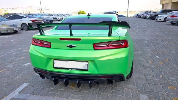 Подержанный Chevrolet Camaro VI, 2.0 л, 2018 в Дубае Зеленый цвет. Канадская | AUTO.AE