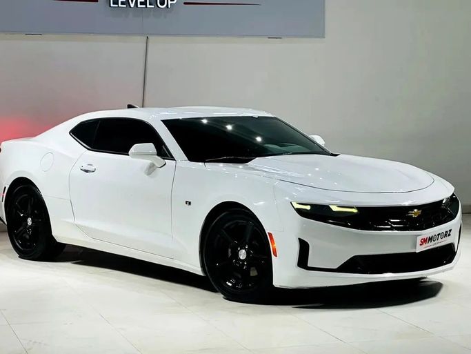 Подержанный Chevrolet Camaro VI Рестайлинг, 3.6 л, 2021 в Дубае от SM MOTORZ Белый цвет. Американская | AUTO.AE