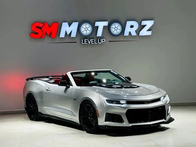 Подержанный Chevrolet Camaro SS VI Рестайлинг, 6.2 л, 2018 в Дубае от SM MOTORZ Серебристый цвет. Американская | AUTO.AE | Объявление #247431