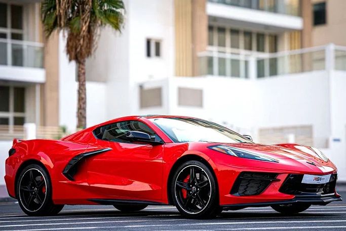 Подержанный Chevrolet Corvette Stingray C8, 6.2 л, 2023 в Дубае от MBA Motors Красный цвет. Американская | AUTO.AE