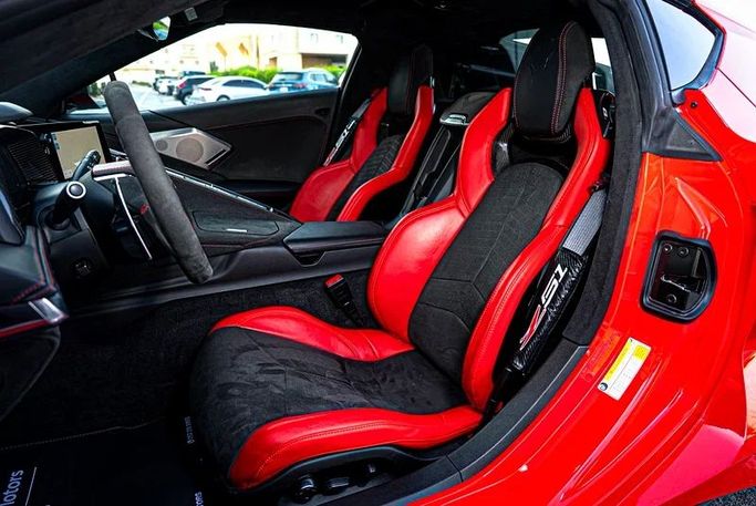 Подержанный Chevrolet Corvette Stingray C8, 6.2 л, 2023 в Дубае от MBA Motors Красный цвет. Американская | AUTO.AE