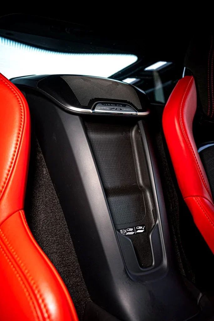 Подержанный Chevrolet Corvette Stingray C8, 6.2 л, 2023 в Дубае от MBA Motors Красный цвет. Американская | AUTO.AE