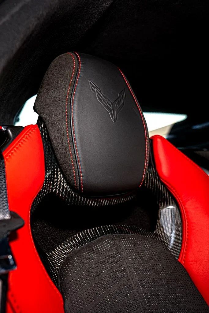 Подержанный Chevrolet Corvette Stingray C8, 6.2 л, 2023 в Дубае от MBA Motors Красный цвет. Американская | AUTO.AE