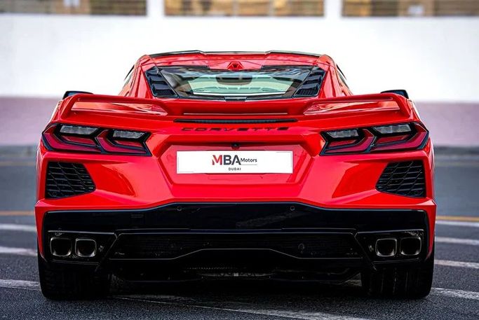 Подержанный Chevrolet Corvette Stingray C8, 6.2 л, 2023 в Дубае от MBA Motors Красный цвет. Американская | AUTO.AE