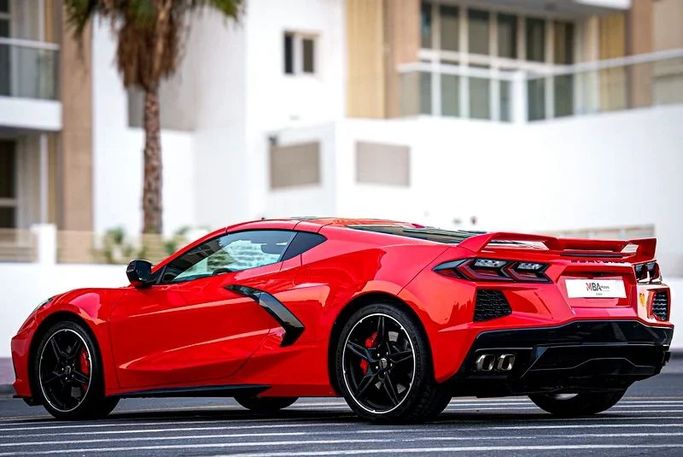 Подержанный Chevrolet Corvette Stingray C8, 6.2 л, 2023 в Дубае от MBA Motors Красный цвет. Американская | AUTO.AE