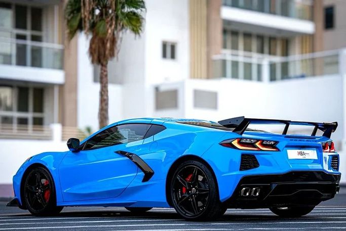 Подержанный Chevrolet Corvette C8, 6.2 л, 2022 в Дубае от MBA Motors Голубой цвет. Канадская | AUTO.AE