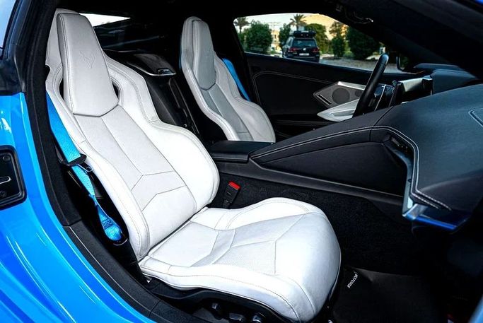 Подержанный Chevrolet Corvette C8, 6.2 л, 2022 в Дубае от MBA Motors Голубой цвет. Канадская | AUTO.AE