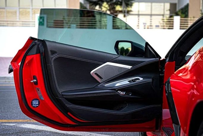Подержанный Chevrolet Corvette Stingray C8, 6.2 л, 2020 в Дубае от MBA Motors Красный цвет. GCC | AUTO.AE