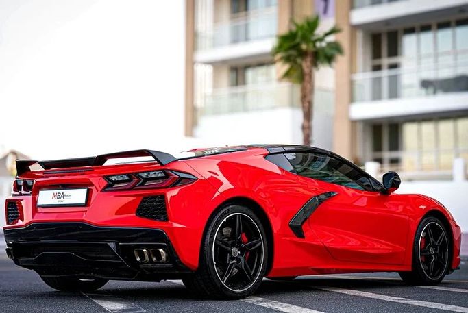 Подержанный Chevrolet Corvette Stingray C8, 6.2 л, 2020 в Дубае от MBA Motors Красный цвет. GCC | AUTO.AE