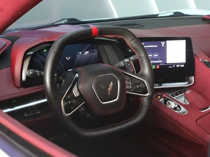 Подержанный Chevrolet Corvette Stingray C8, 6.2 л, 2024 в Дубае от Hot Wheel Used Motors Белый цвет. Other | AUTO.AE