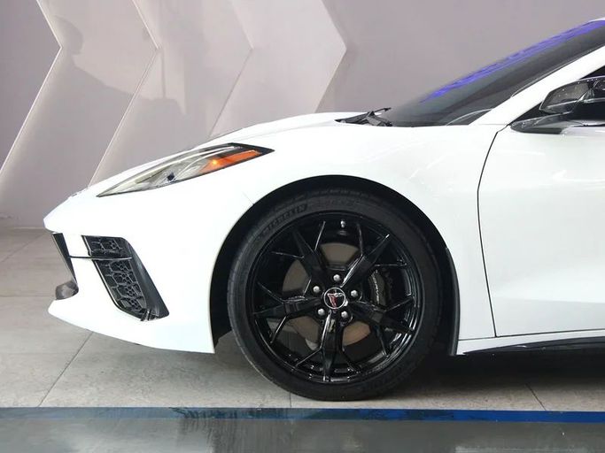 Подержанный Chevrolet Corvette Stingray C8, 6.2 л, 2024 в Дубае от Hot Wheel Used Motors Белый цвет. Other | AUTO.AE