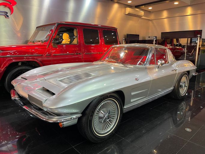 Подержанный Chevrolet Corvette C2, 5.4 л, 1963 в Дубае от STAR COLLECTION LLC Серебристый цвет. Американская | AUTO.AE