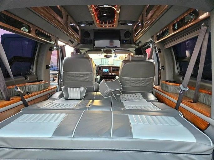 Подержанный Chevrolet Express II, 5.3 л, 2007 в Дубае от Irfan Motors Черный цвет. Японская | AUTO.AE