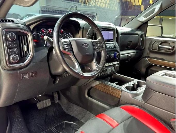 Подержанный Chevrolet Silverado IV (T1XX), 5.3 л, 2021 в Дубае от Hot Wheel Used Motors Красный цвет. Other | AUTO.AE