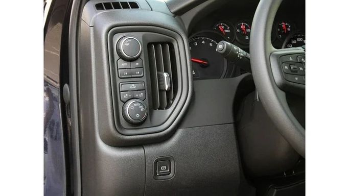 Подержанный Chevrolet Silverado IV (T1XX), 5.3 л, 2022 в Дубае от Hot Wheel Used Motors Черный цвет. Other | AUTO.AE