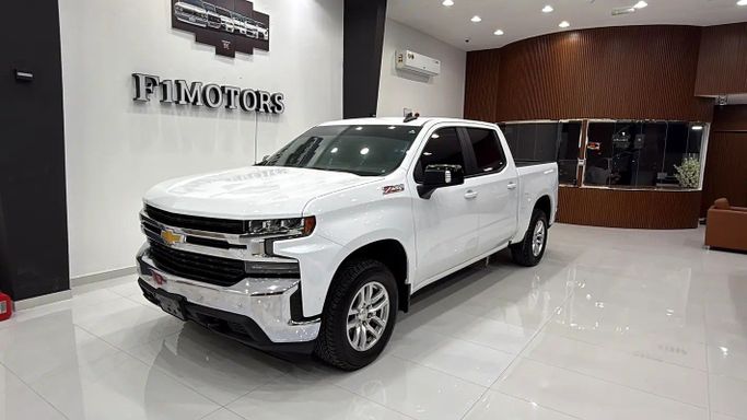 Подержанный Chevrolet Silverado IV (T1XX), 5.3 л, 2021 в Дубае от F1 Motors Белый цвет. GCC | AUTO.AE