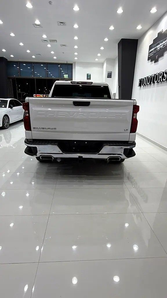 Подержанный Chevrolet Silverado IV (T1XX), 5.3 л, 2021 в Дубае от F1 Motors Белый цвет. GCC | AUTO.AE