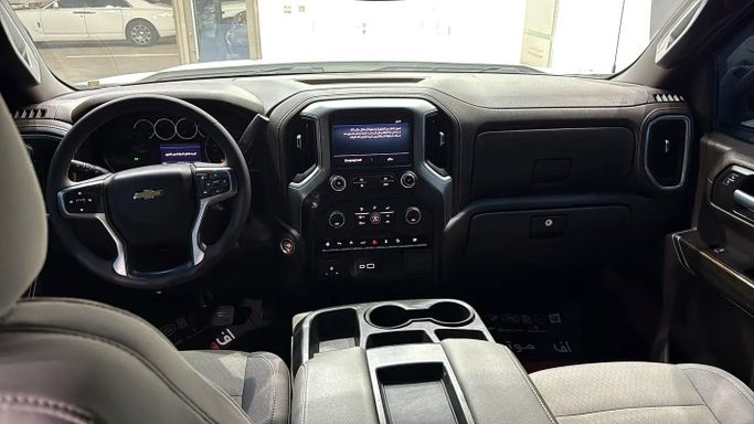 Подержанный Chevrolet Silverado IV (T1XX), 5.3 л, 2021 в Дубае от F1 Motors Белый цвет. GCC | AUTO.AE