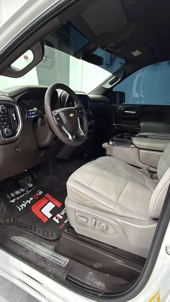 Подержанный Chevrolet Silverado IV (T1XX), 5.3 л, 2021 в Дубае от F1 Motors Белый цвет. GCC | AUTO.AE