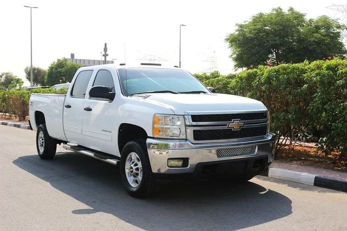 Подержанный Chevrolet Silverado II (GMT900), 6.0 л, 2011 в Дубае от Power Wagon Motors Белый цвет. GCC | AUTO.AE
