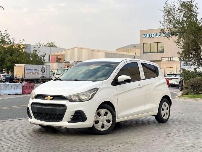 Подержанный Chevrolet Spark IV Рестайлинг, 1.4 л, 2018 в Дубае от INFINITY DRIVE Белый цвет. GCC | AUTO.AE