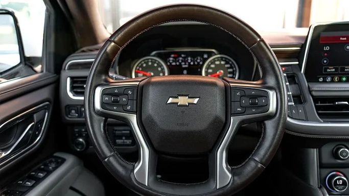 Подержанный Chevrolet Suburban XII, 5.3 л, 2021 в Дубае от 8 Ba Motors Белый цвет. Американская | AUTO.AE