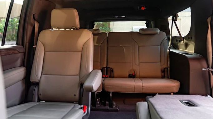 Подержанный Chevrolet Suburban XII, 5.3 л, 2021 в Дубае от 8 Ba Motors Белый цвет. Американская | AUTO.AE