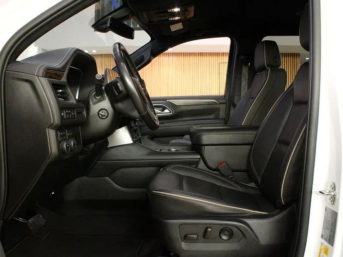 Подержанный Chevrolet Suburban XII, 5.3 л, 2022 в Дубае от Hot Wheel Used Motors Белый цвет. Other | AUTO.AE