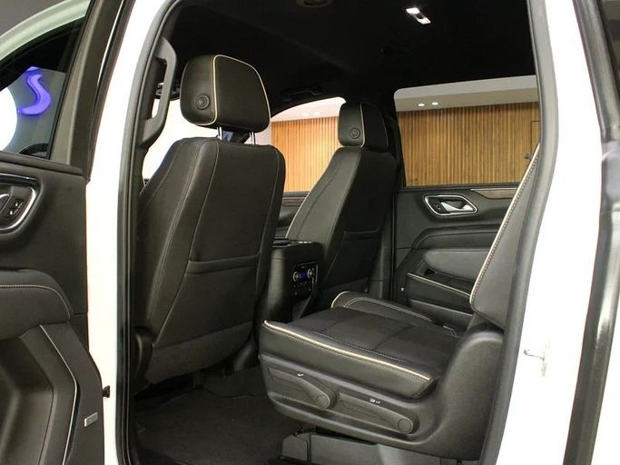 Подержанный Chevrolet Suburban XII, 5.3 л, 2022 в Дубае от Hot Wheel Used Motors Белый цвет. Other | AUTO.AE