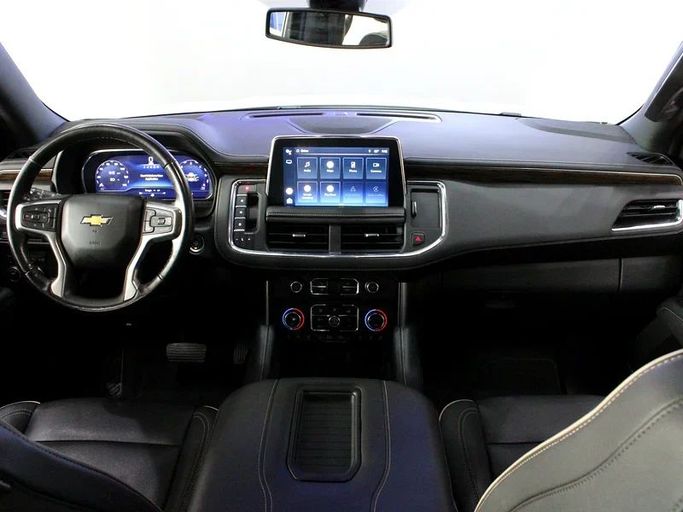 Подержанный Chevrolet Suburban XII, 5.3 л, 2022 в Дубае от Hot Wheel Used Motors Белый цвет. Other | AUTO.AE