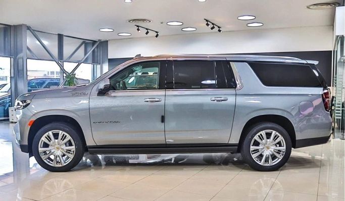 Новый Chevrolet Suburban XII, 6.2 л, 2023 в Дубае от Segrex Auto Серый цвет. Европейская | AUTO.AE