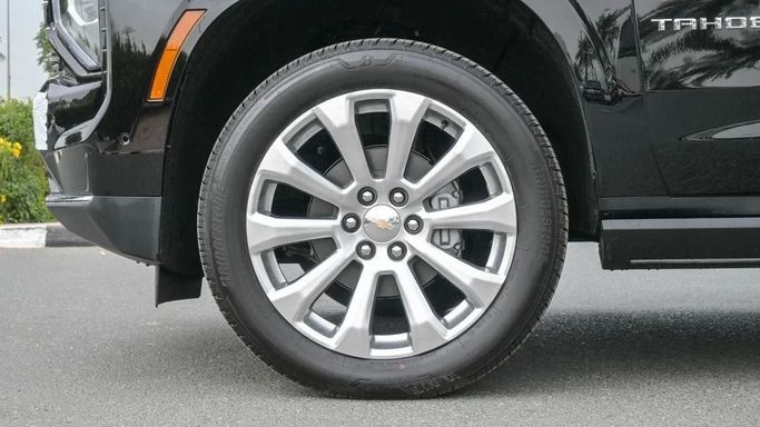 Новый Chevrolet Tahoe V Рестайлинг, 6.2 л, 2025 в Дубае от Laith Alobaidi Motors Черный цвет. GCC | AUTO.AE