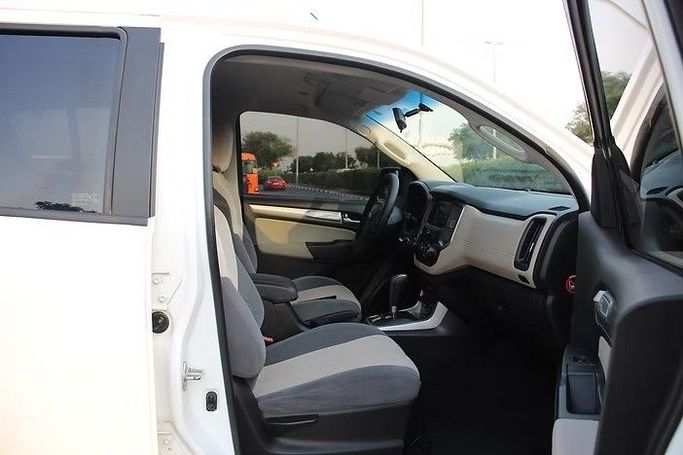 Used Chevrolet TrailBlazer II Facelift, 3.6 l, 2020 in Dubai by SZS Auto Planet, White color. GCC Specs | AUTO.AE