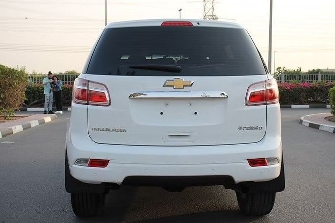 Used Chevrolet TrailBlazer II Facelift, 3.6 l, 2020 in Dubai by SZS Auto Planet, White color. GCC Specs | AUTO.AE