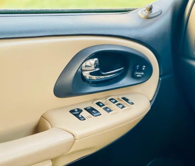 Used Chevrolet TrailBlazer I Facelift, 4.2 l, 2006 in Dubai by Al Abbas Motors, Golden color. Japanese Specs | AUTO.AE